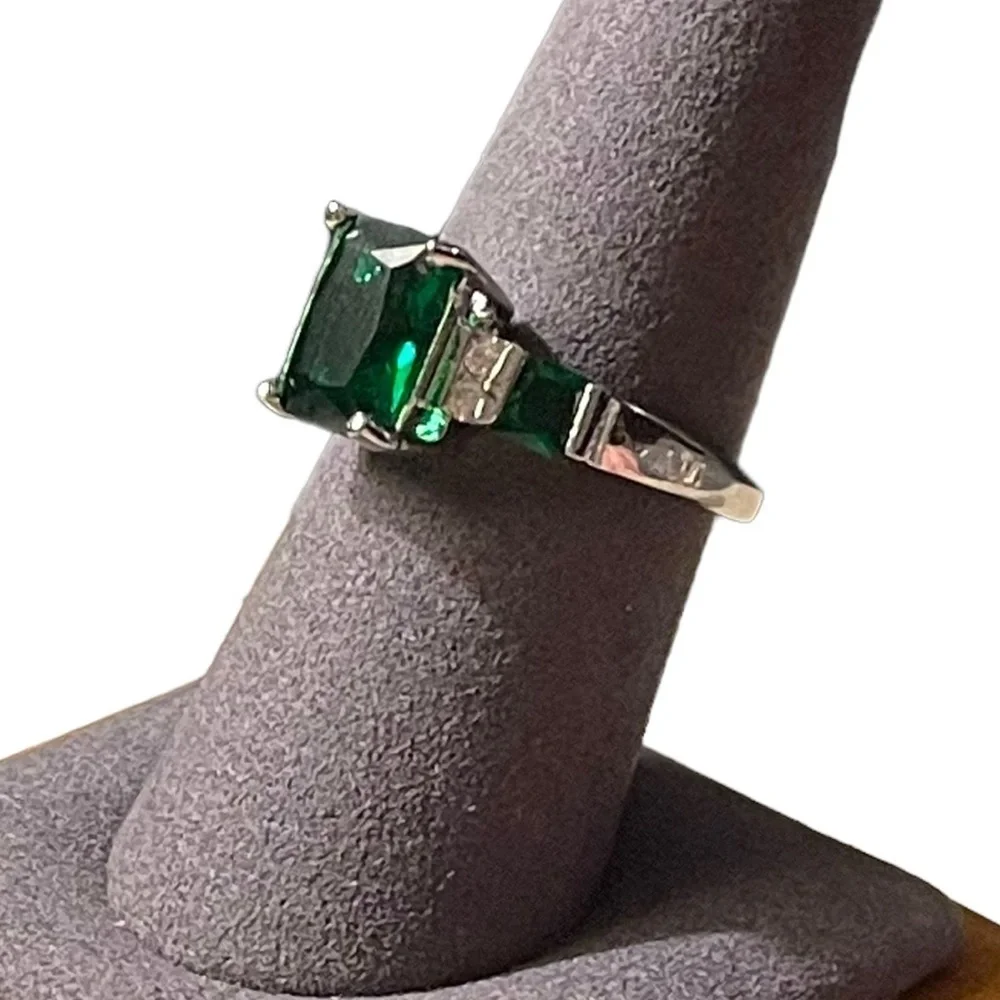 Emerald Green Sterling Silver 925 Emerald Cut Cubic Zirconia Ring Size‎ 8.75